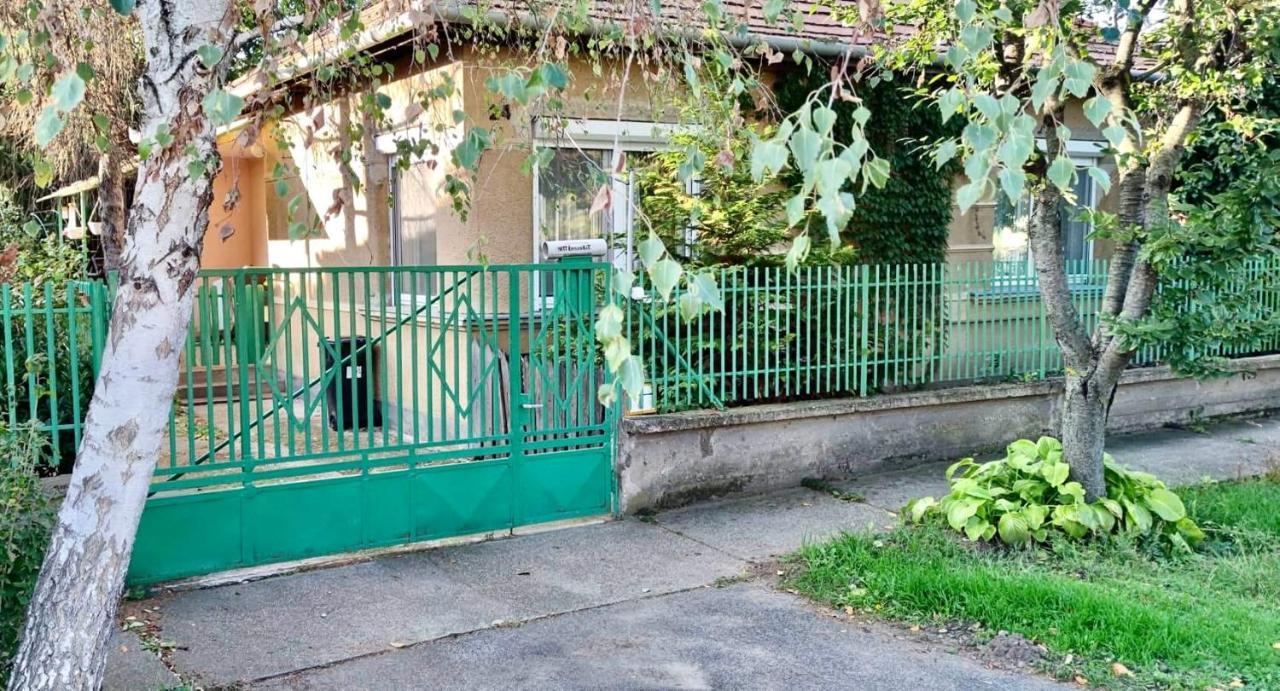 Grany'S Retro Guesthouse Near Budapest Airport Вечеш Экстерьер фото