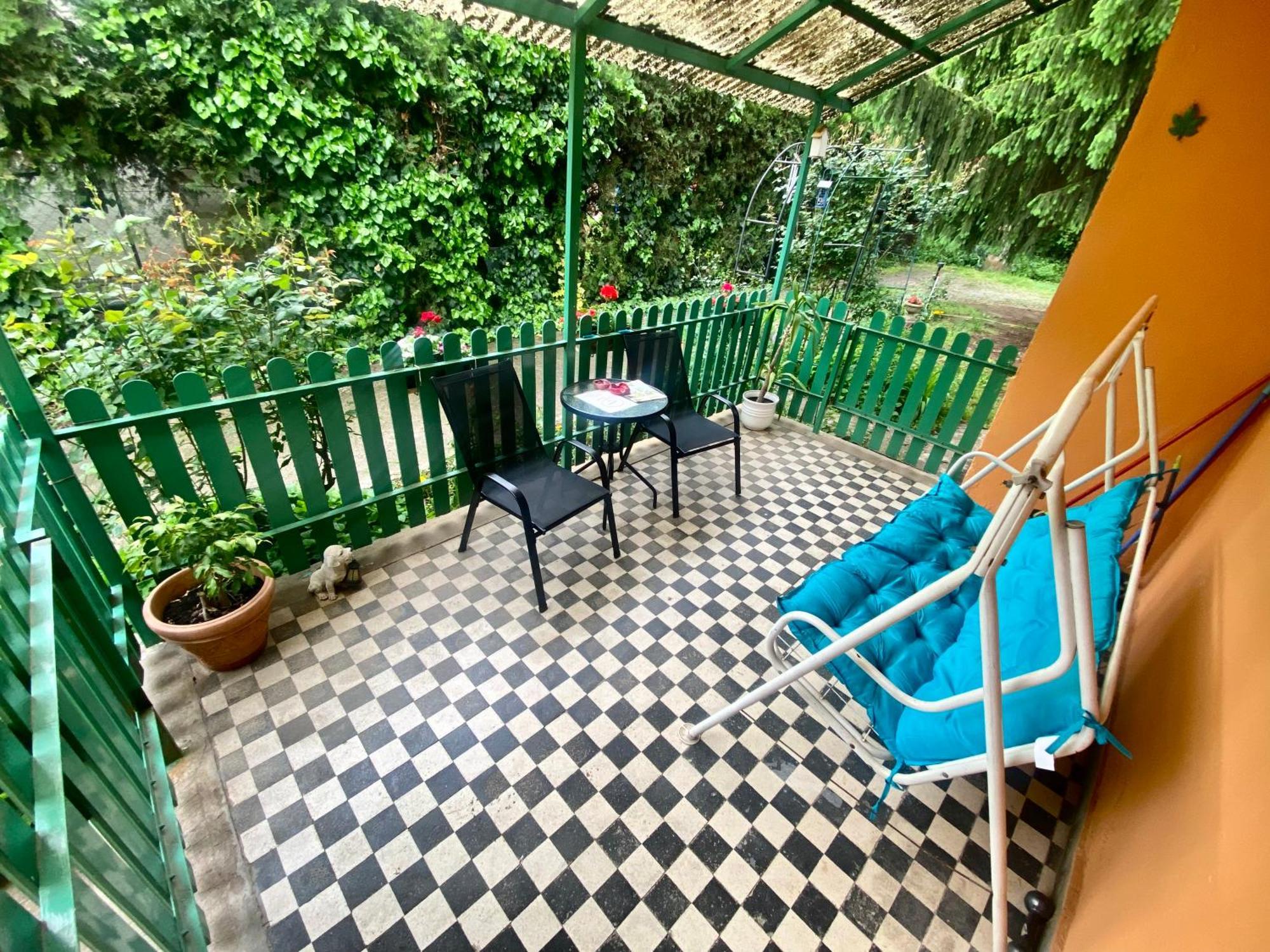 Grany'S Retro Guesthouse Near Budapest Airport Вечеш Экстерьер фото